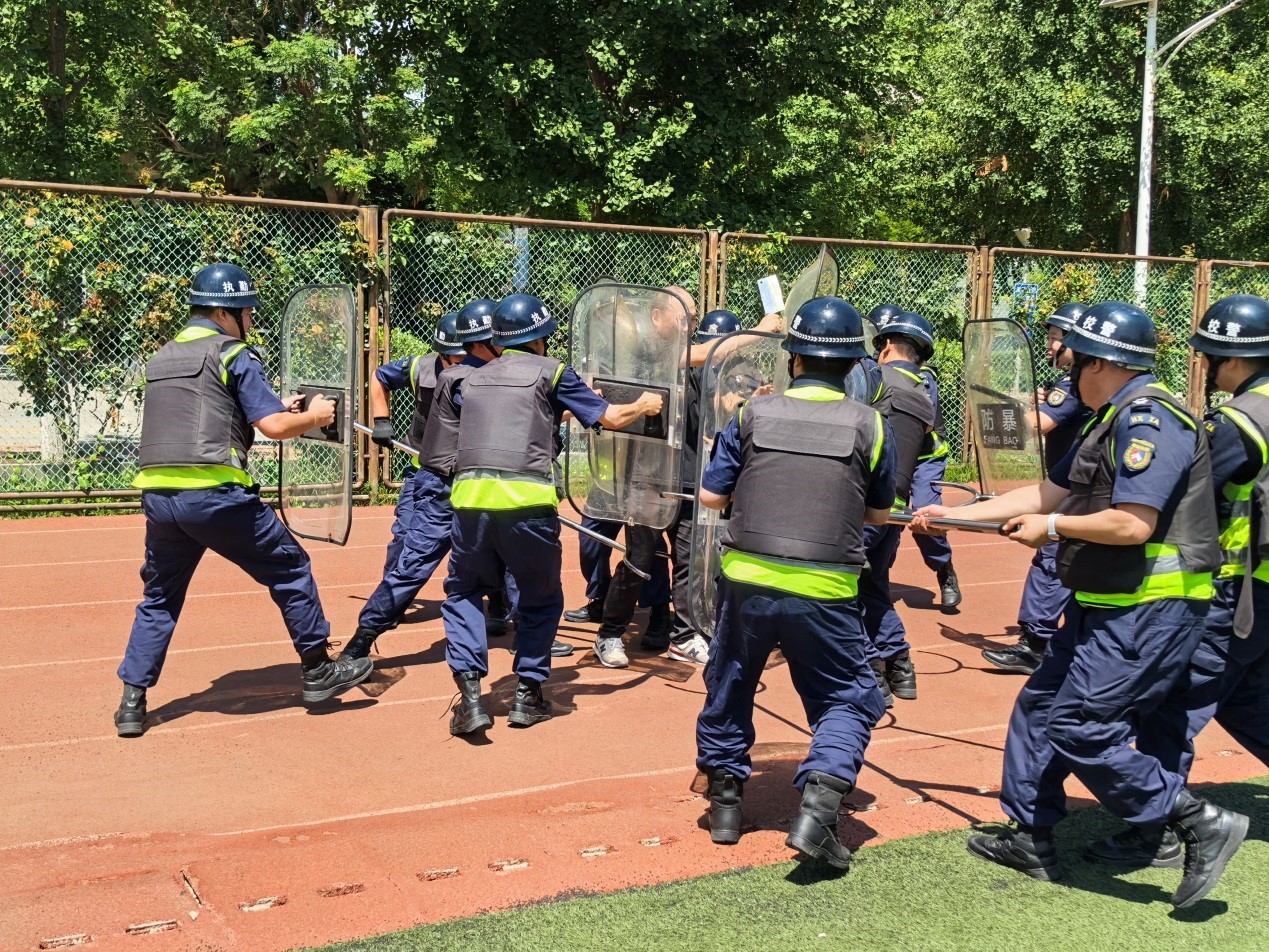校警队开展防冲撞防持械袭击实战演练